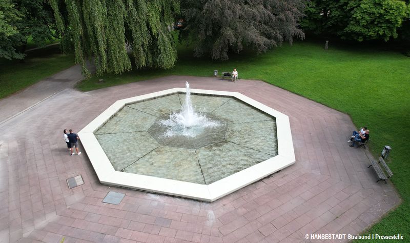 Sprudelnder Brunnen in der Brunnenaue