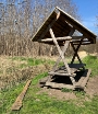 Die Waldhütte im Frühjahr nach einer der vielen mutwilligen Beschädigungen