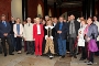 Internationales Gruppenfoto mit hanseatischer Kauffrau im Rathausdurchgang. Peter Paul (ganz links), Präsident der Bürgerschaft, hieß zusammen mit Steffi Behrendt, Welterbemanagerin und verantwortlich für internationale Beziehungen, die Gäste herzlich willkommen und Landtagspräsidentin Sylvia Bretschneider,links neben der kostümierten hanseatischen Kauffrau, bedankte sich ausdrücklich für den Empfang im Rathaus. Stadtführerin Anja Schmuck führte die Gäste aus den Ostsee-Anrainerstaaten in historischem Kostüm in perfektem Englisch durch die Stadtgeschichte.