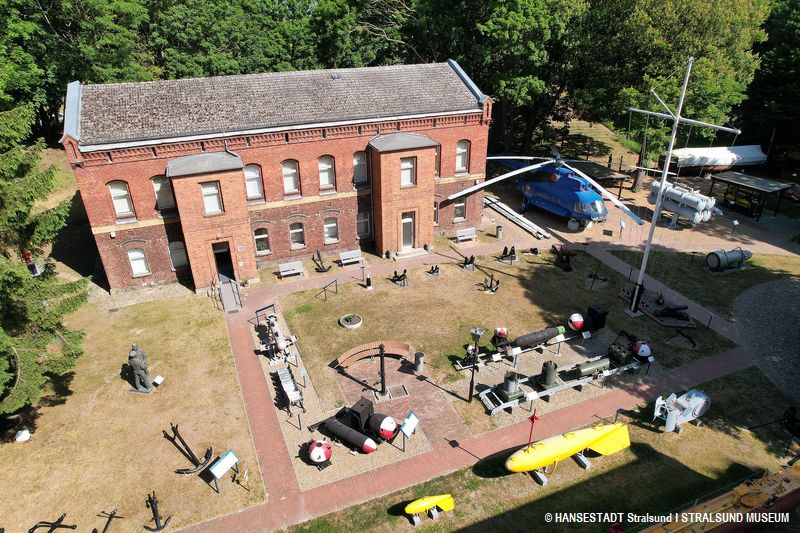 Historischer Ort im Grünen - Marinemuseum auf der Insel Dänholm