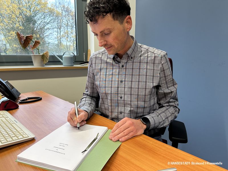 Mit seiner Unterschrift setzt Amtsleiter Timo Viecens den 100-seitigen Winterdienstplan 2025 in Kraft Mit seiner Unterschrift setzt Amtsleiter Timo Viecens den 100-seitigen Winterdienstplan 2025 in Kraft