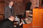 Oberbürgermeister Alexander Badrow schaut sich Aufbau und Funktionsweise eines alten Klaviers an, Klavierbauexperte Peter Sitte weiß so manche Geschichte zu diesem Instrument zu erzählen.